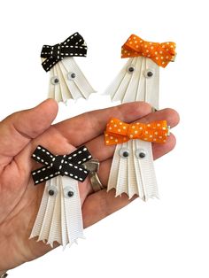 Get ready for spooky season with these Ribbon Ghost Hair Bows! Made with either black or orange ribbon, these playful hair accessories will add a touch of charm to any outfit. Perfect for Halloween parties or just adding a bit of fun to your everyday look. (Boo-tifully unique!) Comes on an alligator clip! Ghost Hair Clip, Halloween Hair Accessories Diy, Ribbon Crafts To Sell, Diy Hair Bows With Ribbon, Diy Halloween Hair Accessories, Vinyl Hair Bows, Easy Hair Bows, Ghost Hair, Coquette Hair