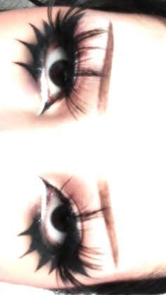 Goth Eyelashes, Gothic Makeup Ideas Eyeliner, Cool Goth Makeup, Alt Makeup Looks Eyeliner, Eyeliner Looks Goth, Emo Makeup Ideas, Alt Goth Makeup, Gothic Eyeliner Ideas