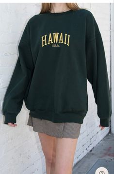 My mom thinks its weird cause it says Hawaii so pls get if for me Oversized Tshirt Outfit, Brandy Melville Outfits, Aesthetic Clothing Stores, Usa Sweatshirt, Aria Montgomery, Grunge Look, Sweatshirt Outfit, Round Neck Sweatshirts, 90s Grunge