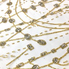 Questo pizzo astratto scintillante oro brillante con accenti glitter argento e una trama lucida è perfetto per realizzare abiti da sposa, abiti da sera, gonne, decorazioni, tendaggi, tende sullo sfondo, tovaglie e molto altro ancora. I lacci glitterati sono su una rete di tulle, dove una combinazione di paillettes e glitter aderisce alla superficie della rete. Il tulle a rete glitterato è comunemente usato per la moda, l'abbigliamento e le applicazioni di costumi, come abiti da sera, abiti da ballo e costumi teatrali. Può essere utilizzato anche per una varietà di altre applicazioni, come aggiungere un tocco di brillantezza agli oggetti di arredamento della casa, creare accattivanti decorazioni per le feste o aggiungere un tocco glamour ai progetti di artigianato.


 ***I glitter sono Backdrop Curtains, Bright Gold, Sparkles Glitter, Tassel Fringe, Drapery Fabric, Silver Sequin, Fabric Trim, Fashion Fabric, Silver Glitter