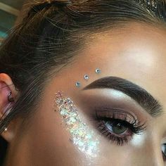 Coachella Make-up, Festival Makeup Rave, Silver Eye Makeup, Make Up Gold, Angel Makeup, Fest Outfits