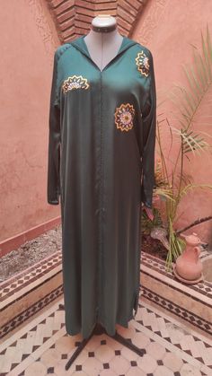 Traditional Long Thobe With Floral Embroidery, Traditional Green Abaya For Eid, Traditional Long Green Abaya, Traditional Green Tunic Thobe, Traditional Green Abaya With Dabka Work, Traditional Long Green Agbada, Traditional Green Long Agbada, Silk Long Abaya For Eid, Long Silk Abaya For Eid