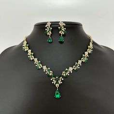 💚 Emerald Green Crystal Jewelry Set - Gold Wedding Necklace Set for Brides. Absolutely Stunning emerald bridal necklace and matching earrings set!   💚 Luxury Wedding Pendant encrusted with gold-colored chains, and rhinestones. This green jewelry set is perfect for your special day! Includes stunning necklace, and earrings beautifully crafted into a gold setting. Combined with many clear crystals and rhinestones!   💚 This wedding necklace set is an elegant and timeless must-have for the woman Emerald Wedding Jewelry Set, Green Crystal Bridal Earrings For Wedding, Gold Bride Jewelry Set, Emerald Jewelry Set, Green Quinceanera, Quinceanera Jewelry, Jewelry Set Gold, Gold Necklace Wedding, Emerald Green Crystal