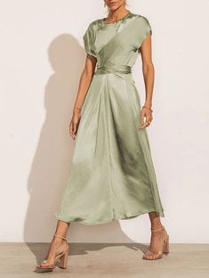 Features: This Juliet Cross Sashes Solid Satin O-Neck Sleeveless Long Dress is perfect for an evening event. Crafted from finely detailed solid satin and featuring cross sashes, this sophisticated dress will make a lasting impression. With an O-neckline and a flattering mid-line, this dress is designed to flatter any figure. Style 2023, Neue Outfits, Sleeveless Long Dress, Satin Bridesmaid Dresses, Sophisticated Dress, Daily Dress, U Neck, Ely, Aaliyah