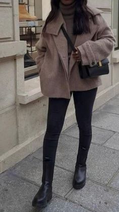 City Break Outfit, Trending Winter Boots, Scrub Corpo, Mother Tattoos, French Girl Style, Trending Boots, Autumn Outfits, Cute Winter Outfits, Interview Outfit