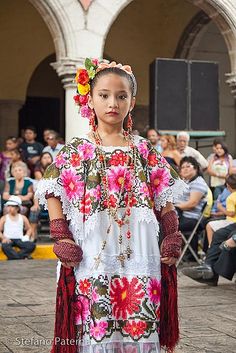 Mérida, Yucatán, México, The "Jarana" is the typical dance of Yucatán, with its origins in a blend of ancient indigenous, mestizo and Spanish dances. The typical costume of Yucatans mestizo women is known as the "Terno", a white dress beautifully colored embroidery of flowers and lace. Ancient Mexican Clothing, Michoacan Folklorico Dress, Veracruz Dress Folklorico, Traditional Mexican Dress Pregnant, Spanish Dance