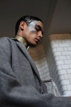 Glitter No Rosto, Futuristic Makeup, Festival Make Up, Silver Makeup, Festival Face, Glitter Face, Mens Editorial, Male Makeup, Glitter Party