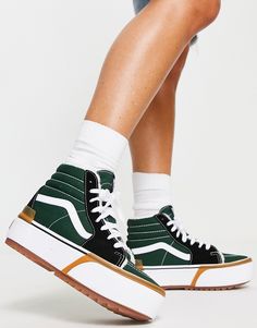 Shoes by Vans Made for unboxing High-top design Lace-up fastening Padded cuff Signature Vans branding Old Skool stripe to sides 'Off The Wall' heel tab Durable rubber outsole Signature waffle tread Vans Verdes, Spooky Island, Vans High Tops, Vans Old School, Green Vans, Vans Logo, Shoes Vans