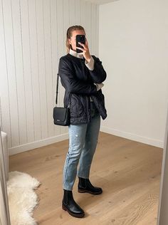 15+ Cute Cold Weather Outfits For The Chilliest Of Days - style your occasion Chelsea Boots Dress Outfits, Chic Cold Weather Outfits, Cute Cold Weather Outfits, Chelsea Boots With Jeans, Chelsea Boot Outfits Women, How To Style Chelsea Boots, Flat Chelsea Boots, Rain Boot Outfit, Boots With Jeans