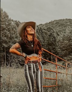 Elevate your fit with The Bevel Label's Andrea Rhinestone Crop Top. Explore our trendy western chic tops for a perfect mix of comfort and style. Shop now! Country Grunge Outfits, Black Western Outfit, Western Grunge Style, Classy Cowgirl Outfits, Plus Size Western Wear, Takuachita Outfits, Rhinestone Crop Top, Western Grunge, Classy Cowgirl