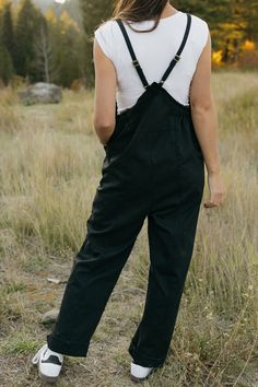 Introducing our Callum Overalls in black! Featuring a relaxed fit, adjustable straps, and front pockets, these overalls are both stylish and functional. The raw hem detail along the sides and back add an edgy touch, while the cinched sides offer even more detail. Perfect for your everyday look! *Relaxed fit* Material Content: 60% Cotton // 40% Polyester Material Pattern: Solid Kirsten is 5'4" wearing a small Model measurements: Kirsten: Height: 5'4" // Chest: 32" // Waist: 24" // Hips: 27" Amand