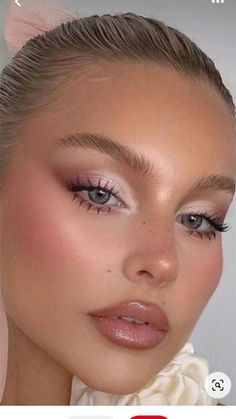 Pink With Gold Makeup, Makeup Looks On Pink Dress, Makeup For A Peach Dress, Bridesmaid Makeup For Pink Dress, Makeup With A Pink Dress, Shimmery Makeup Natural, Light Pink And Gold Makeup Looks, Makeup For Bright Pink Dress, Wedding Guest Makeup Pink