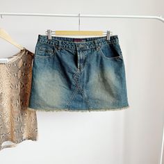 classic 5-pocket mid-rise mini skirt in classic y2k mudwash denim. intentionally distressed looking with fading at thighs and a short frayed hem. size┊7/8, fits like a medium label┊aeropostle fabric┊ cotton, poly flaws┊none ✂ measurements taken laying flat 16"┊waist 20"┊hip 15"┊length Y2k Jean Skirt, Denim Mini Skirt Y2k, Skirt Y2k, Outfits Y2k, Miniskirt Outfits, Y2k Jeans, Skirt Vintage, Denim Mini, Denim Mini Skirt