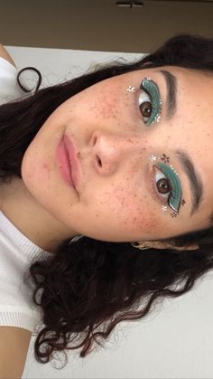 Eyeliner Verde, Drawing Hair, Unique Makeup, Eye Makeup Designs, Dope Makeup, Graphic Liner