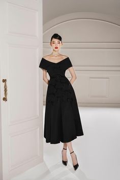 Jammy A-line Off-Shoulder Taffeta Midi Dress - MEAN BLVD Off Shoulder Dress Accessories, Simple Night Dress, Black And White Dress Classy, Triangle Outfit, Simple Formal Dress, Event Attire, Ethereal Dresses, Money Dress, Chic Black Dress