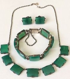 ad eBay - 

Antique Sterling Green Agate Chrysoprase Link Necklace Earrings Bracelet Parure Set. Each stone is 1/2” x 5/8”, bracelet is 7 inch length and necklaces 15 1/2” length. Earrings are screwed back. Excellent condition.We are happy to combine shipping to save you money!! Chrysoprase Necklace, Green Agate, Gift Store, Link Necklace, Necklace Earrings, Save You, Vintage Watches, Antique Jewelry, Jewelry Sets