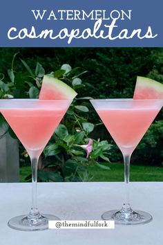 Watermelon Cosmopolitans on a table outdoors. Watermelon Cosmo, Watermelon Cocktail Recipes, Fresh Watermelon Juice, Cosmo Cocktail, Watermelon Cocktail, Mixed Drinks Alcohol