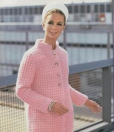 Crochet Coat Style Sweater Crochet Coat Pattern, 70s Mode, Crochet Jacket Pattern, Mode Rose, Vogue Vintage, 1960 Fashion, Fashion 1960s, Elegant Coats, 20th Century Fashion