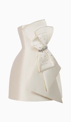 Strapless Bow Mini DressElevate your style and embrace your inner princess with our Strapless Bow Mini Dress. This stunning dress is designed to make you feel like royalty, featuring a playful oversized bow that cascades down the front, exuding a charming fairy tale vibe.The strapless neckline of this dress is designed to flatter your décolletage, adding an elegant touch to your overall look. The ivory color adds a touch of sophistication and grace, making it the perfect choice for any special o Bow Mini Dress, Hot Prom Dress, Satin Homecoming Dress, Taffeta Fabric, Looks Party, Strapless Neckline, Black Prom, Black Prom Dresses, Prom Dresses Lace