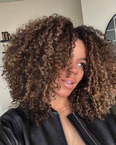 My new favorite thing is to have my clients take selfies after their hair appointment on my phone 🔥 — finding gems like this Afro Balayage, Highlights On 4c Hair, Curly Hair With Lowlights, Highlight On Dark Hair, Brown Hair With Highlights Curly, Hair Glossing Before And After, Curly Blonde Balayage, Natural Hair Highlights, Curly Cut