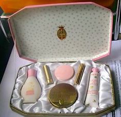 Old Beauty Products, Vintage Parfum, Coral Jewelry Set, Lipstick Eyeshadow, Makeup Nails Designs, Makeup Package