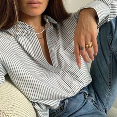 How To Wear Pearls Casual Outfit, White Pearl Necklace Outfit, Pearl Necklace Outfit Casual Jeans, Pearl Necklace Casual Outfit, Pearl Necklace Aesthetic Outfit, Casual Pearl Necklace Outfit, How To Wear Pearls Casual, Pearls Casual Outfit, Pearls Outfit Casual