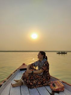 Boho Indian Style Banaras Travel Outfit Ideas, Haridwar Outfit Ideas, Banaras Outfit Ideas Women, Vrindavan Aesthetic Outfit, Banaras Aesthetic Outfits, Varanasi Outfit Ideas, Vrindavan Outfit Ideas Women, Banaras Picture Ideas