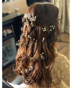 Haldi Hairstyle, Mehndi Hairstyles, Flowers In Her Hair, Open Hairstyles, Indian Bridal Hairstyles