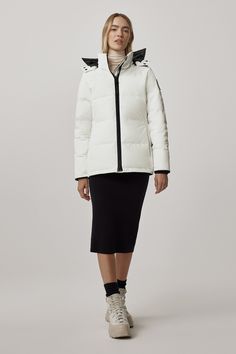 One of our most-loved styles, the Chelsea Parka, gets an update with streamlined hood details, elevated trims, and additional inside pockets. Minimalist aesthetic with delicate quilting and a clean, hip-length cut. Customize your parka and extend the coverage of your hood with a variety of our interchangeable Hood Trim accessories.​ Canada Goose Chelsea, Parka Jacket Women, Canada Goose Women, Short Parka, Men Parka, Canada Goose Mens, Tricot Fabric, Long Parka, Mens Parka