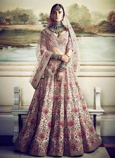 Anushka Sharma Wedding, Sabyasachi Designs, Bridal Lehenga Red, Traditional Outfit, Indian Bridal Outfits, Indian Couture