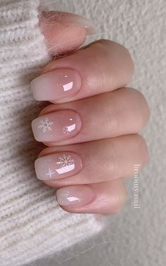 The classic French manicure gets a fall update with shades of pink. Instead of the traditional white tips, you can try soft or bright pink for a refreshing twist. This style still offers the same elegance of a French manicure but with a playful, modern touch. Whether you choose pale pink for a subtle look or hot pink for something bolder, this style is perfect for those who love timeless nails with a seasonal flair. It’s an ideal choice for both casual outings and more formal events during fall. Winter Nail Ideas French Tip, Oval French Nails Design, Winter Birthday Nails Short, Short Nails Winter Ideas, Winter Nail Designs Christmas, Short January Nails Ideas, Nail Designs Winter Simple, Simple French Tip Nails Short, Square Shape Nail Designs