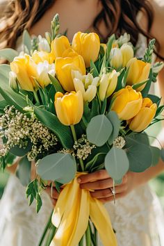 From Bold Statements to Minimal Elegance: 70+ Tulip Bouquets That WOW 🌷