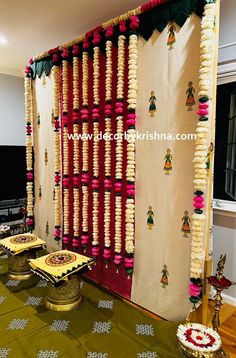 Mehendi Decor Ideas, Simple Stage Decorations, Home Flower Decor, Cradle Ceremony, Pooja Decor