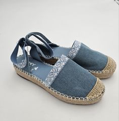 New Size 7.5 Dkny Espadrilles Denim Blue And White Sandals Shoes Flat Dkny Shoes, Cream Sandals, Silver Wedges, Platform Espadrilles, Black Espadrilles, Leather Espadrilles, White Sandals, Espadrille Sandals, Flat Color