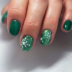 30 Green Christmas Nails: Festive and Chic Holiday Nail Art Ideas You’ll Love This Season! - divagaze.com Green Sparkle Nails Acrylic, Christmas Green Nails Gel, Green Glitter Nails Christmas, Green Christmas Nails Designs, Short Christmas Nails Green, Green Snowflake Nails, Green Chrome Christmas Nails, Green Holiday Nails Christmas, Dip Nails Christmas