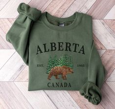 There are approximately between 25,000 and 30,000 grizzly bears in Canada occupying British Columbia, Alberta, the Yukon, the Northwest Territories, Nunavut, and the northern part of Manitoba. They also may be present in the tundra areas of the Ungava Peninsula and the northern tip of Labrador-Quebec. Canada Sweatshirt, Alberta Canada Crewneck, Canadian Shirt, Canada Grizzly Bear Pullover, Canada Gift, Canada Souvenir .: 50% Cotton 50% Polyester .: Medium-heavy fabric (8.0 oz/yd² (271.25 g/m .: Loose fit .: Sewn in label .: Runs true to size PROPER SIZING Please see photos to see a specific sizing chart for this shirt style. These shirts are unisex size, meaning they are not women's fitted shirts. If would like a more fitted look, we suggest that you size down. To get your size, lay your f Bear Design Crew Neck Tops For Streetwear, Winter Crewneck, 90s Christmas, Christmas Collage, University Sweatshirts, Holiday Sweatshirt, Sweatshirt Christmas, Limassol, Alberta Canada