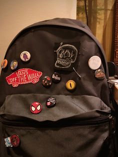 Skull patch, punk backpack, spiderman pin, the beatles, teen backpack, patch, pins, punk pins Stile Ragazza Skater, Punk Backpack, Teen Backpack, Skull Patch, Inside My Bag, Punk Pins, Bag Pins, Backpack Decoration, Cute Bags