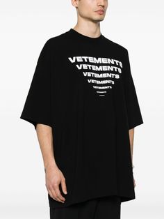 Find VETEMENTS Logo-print Cotton T-shirt on Editorialist. black cotton jersey texture round neck logo print to the front drop shoulder short sleeves logo print to the rear straight hem When buying this unisex item, keep in mind that it is graded in standard men's sizing. Vetements Shirt, Shopping Online Logo, Streetwear Outfit, Logo Print, Short Tops, Drop Shoulder, Cotton T Shirt, Black Cotton, Printed Cotton