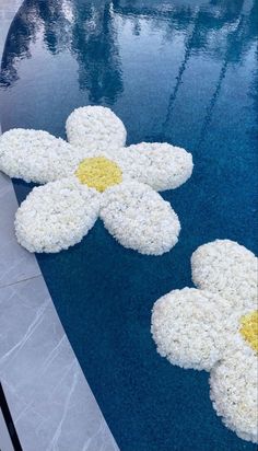 flowers are placed on the edge of a swimming pool to look like they have been made out of rice