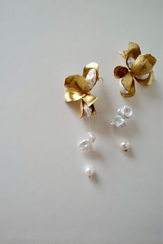 ⭐️⭐️⭐️⭐️⭐️ "I absolutely adore these gold pearl drop earrings! They are the perfect blend of elegance and simplicity, and they add a touch of sophistication to any outfit. The pearls have a beautiful luster and the gold setting is just stunning. I wore them to a wedding and received so many compliments. They are lightweight and comfortable to wear all day. I couldn't be happier with my purchase! Highly recommend!" - Olivia M. Gold High Jewelry, Bridal Jewelry Earrings, Floral Pearl Earrings, Pearl Earing Ideas, Wedding Jewelry Pearls, Diy Wedding Jewelry, Wedding Day Earrings, Many Earrings, Wedding Earrings Bride