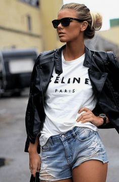 Celine Tshirt, Casual Chique Stijl, Style Désinvolte Chic, Casual Chic Outfits, Walking Down The Street, Ripped Denim Shorts, Ripped Denim, Black Leather Jacket