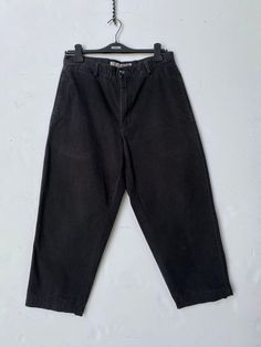 ITEM DESCRIPTION Early 90s Vintage Guess Black denim raver pants. Baggy and tight hem shape. Made in USA. Brand : Vintage - Guess  Tag Size : 34 x 34 Color : Black MEASUREMENTS (Measured in inches on a flat surface) Waist (not Flat surface) : 34 Length : 34 Inseams : 23 "a lil bit faded, as is condition" Stretch Straight Leg Grunge Bottoms, Grunge Stretch Straight Leg Bottoms, Stretch Grunge Straight Leg Bottoms, Grunge Style Stretch Straight Leg Bottoms, Streetwear Cropped Leg Cotton Pants, 90s Style Black Cotton Pants, 90s Black Cotton Pants, Cotton Cropped Leg Bottoms For Streetwear, 90s Stretch Cotton Bottoms