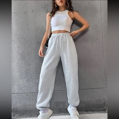 Super Comfortable, Never Worn Joggers Fit Aesthetic, Champion Joggers Outfit, Joggers With Crop Tops, Trendy Bottoms For Women, Jogger Gris Outfit, Light Grey Joggers Outfit, Gym Outfit Joggers, Styling Joggers Women, Grey Joggers Outfit Women