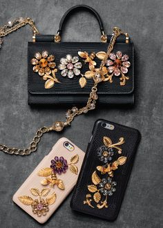 Scopri Dolce & Gabbana Collezione Donna Autunno Inverno 2016 2017 Wonderland… Purses Coach, Fancy Clutch, Luxurious Bags, Diy Fashion Accessories, Girly Bags, Fancy Bags, Chunky Beads, Dolce E Gabbana, Cute Bags