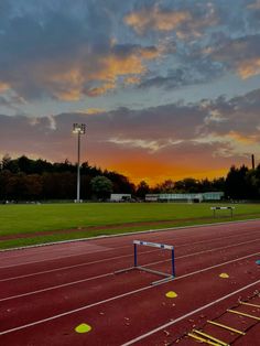 Wallpaper Track And Field, Track Pics, Hurdles Track, Peace And Chaos, Running Aesthetic, Athletic Aesthetic, Sports Track, Fitness Articles