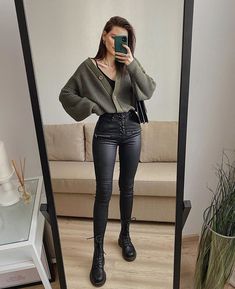 Pants Boots Outfit, Dr Martens Outfits, Casual Chic Fall, Pants Boots, Outfits Woman, Pastel Outfit, Causual Outfits, Edgy Outfits, Mode Vintage