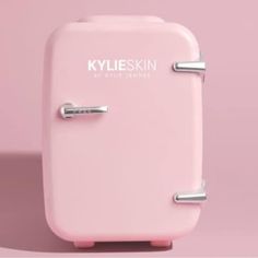 Kylie Skin Mini Fridge Is The Ultimate Beauty Accessory, Designed Specifically For Storing Your Favorite Skincare Products. It Keeps Your Creams, Serums And Masks Fresher For Longer. Skincare Mini Fridge, Fridge Color, Skins Mini, Face Mask Brush, Vanity Planet, Kylie Skin, Skin Face Mask, Vintage Chanel Handbags, Cosmetics Skincare