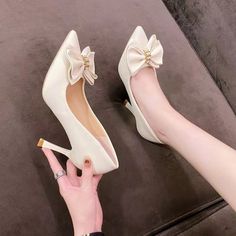 Product information: Color: beige 5CM, beige 7CM, black 5CM, black 7CM Heel shape: flat heel Size: 35, 36, 37, 38, 39, 40 Toe holder shape: round head Leather features: patent leather Packing list: A pair of women's shoes Product Image: Tie High Heels, Hak Tinggi, Cute High Heels, Basic Heels, Pointed Pumps, Mid Heel Shoes, Crystal Shoes, Womens Wedding Shoes, Beige Shoes