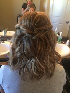 Formal Hair Down Short, Short Beach Curls, Short Beachy Waves Hair, Short Beach Waves Hairstyles, Short Wedding Guest Hair, Beach Wave Short Hair, Beach Waves Short Hair, Formal Hair Down, Short Hair Colors