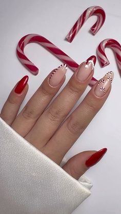 Christmas Nails 2023 Candy Cane, Candy Cane Nails Almond Shape, Candy Cain Nails, Red Candy Cane Nails, Candy Cane Nails Acrylic, Candy Cane French Tip Nails, Pre Christmas Nails, Christmas Candy Cane Nails, Christmas Nails Candy Cane